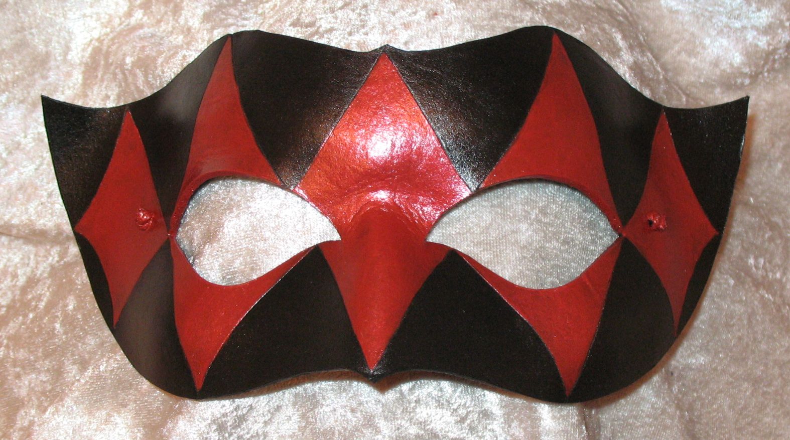 Red & black Demure Harlequin mask.