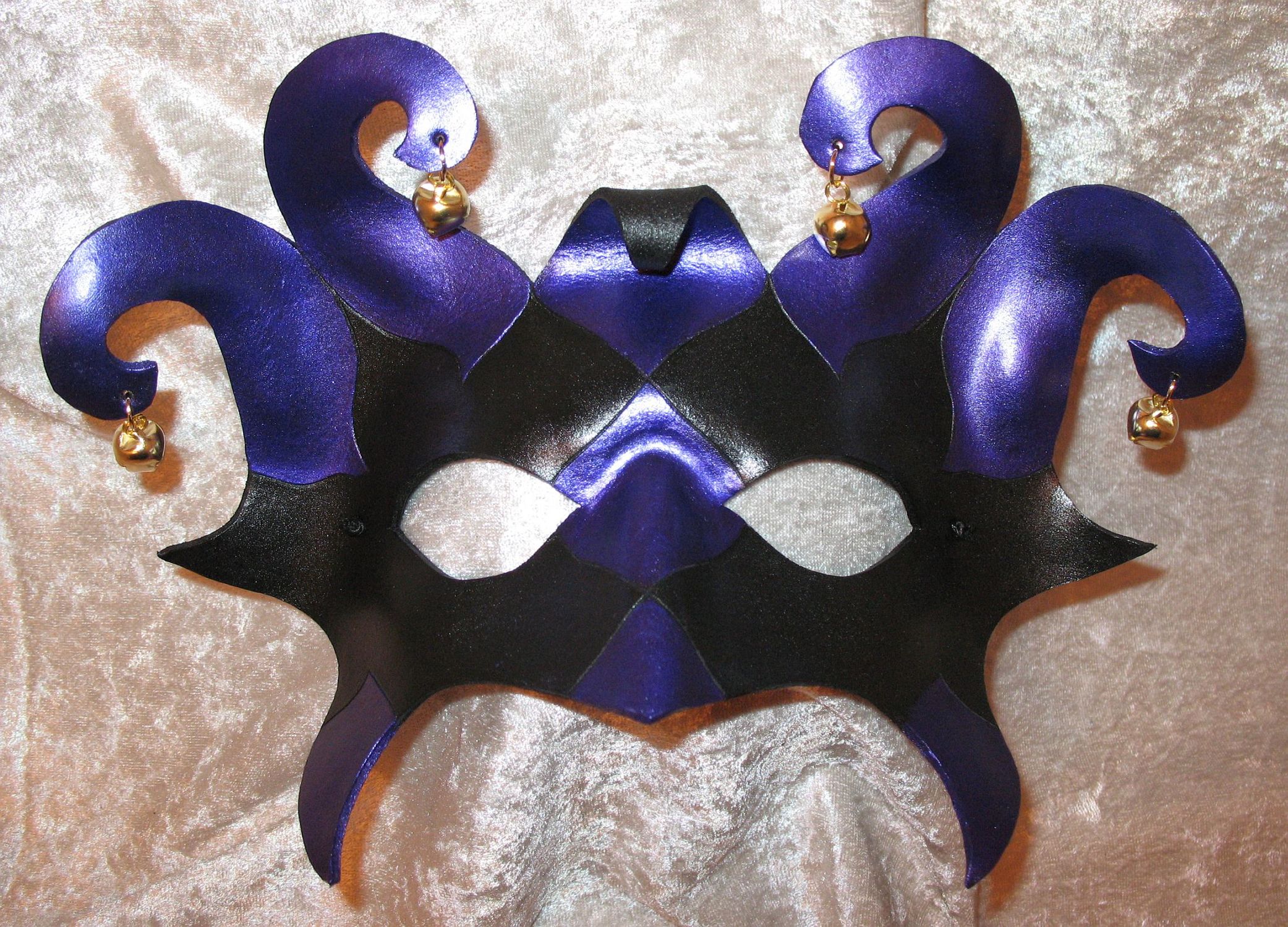 Purple & black Dark Jester mask.